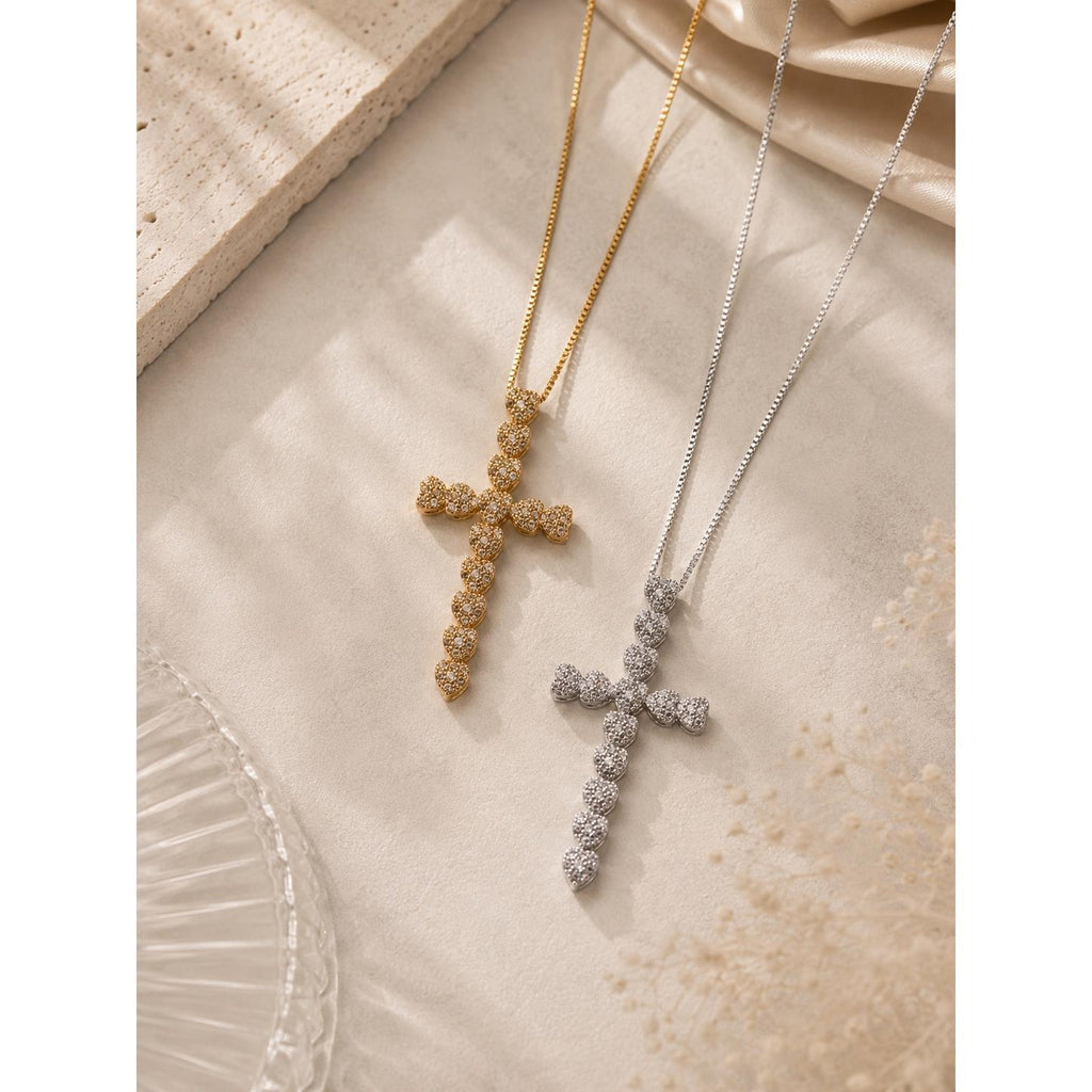 Colar Pingente Cruz de Corações Cravejado de Zircônias