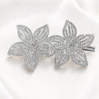 Presilha Duas Flores Cinco Pétalas Vazadas com Zircônias Brilhantes | Grampo Dourado e Prateado Acessório Feminino Elegante para Cabelo
