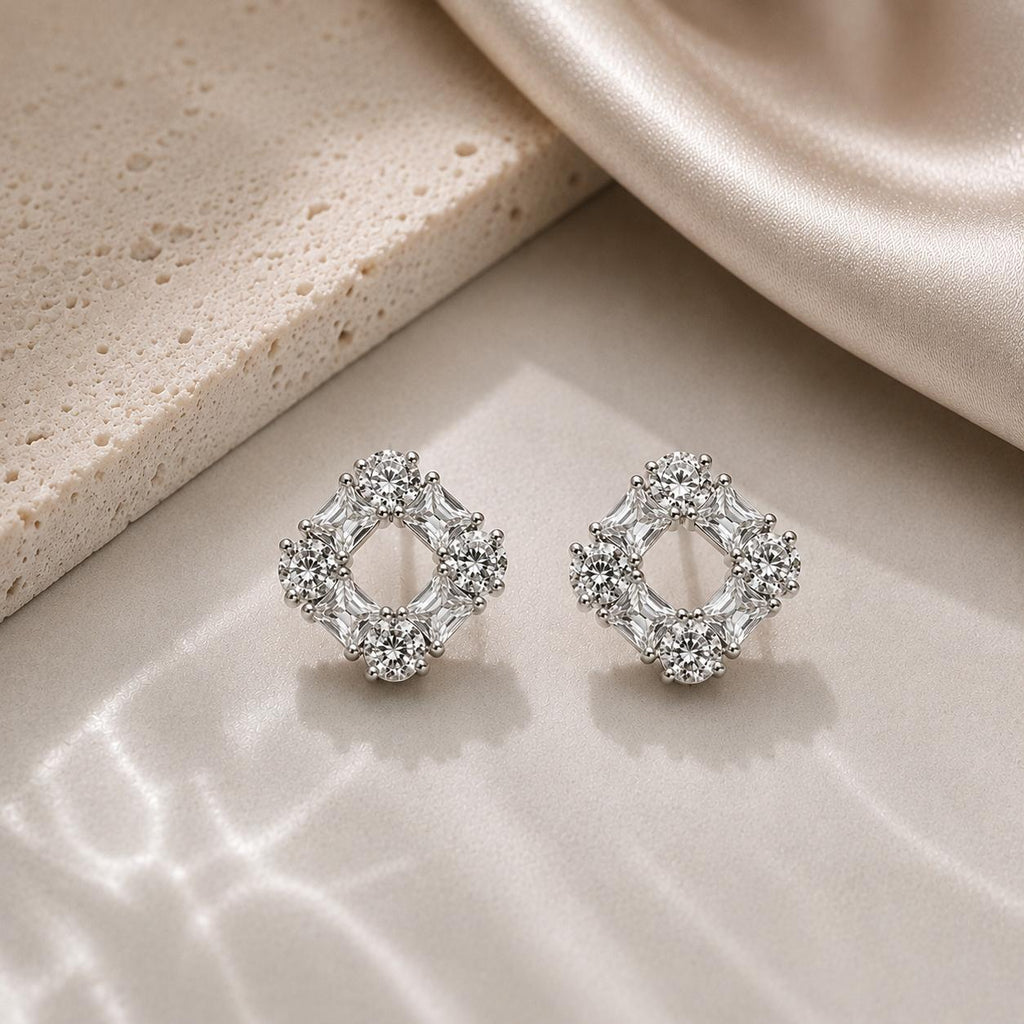 Brinco Quadrado com Halo de Zircônias Redondas e Baguete Design Simétrico Elegante e Moderno para Mulheres