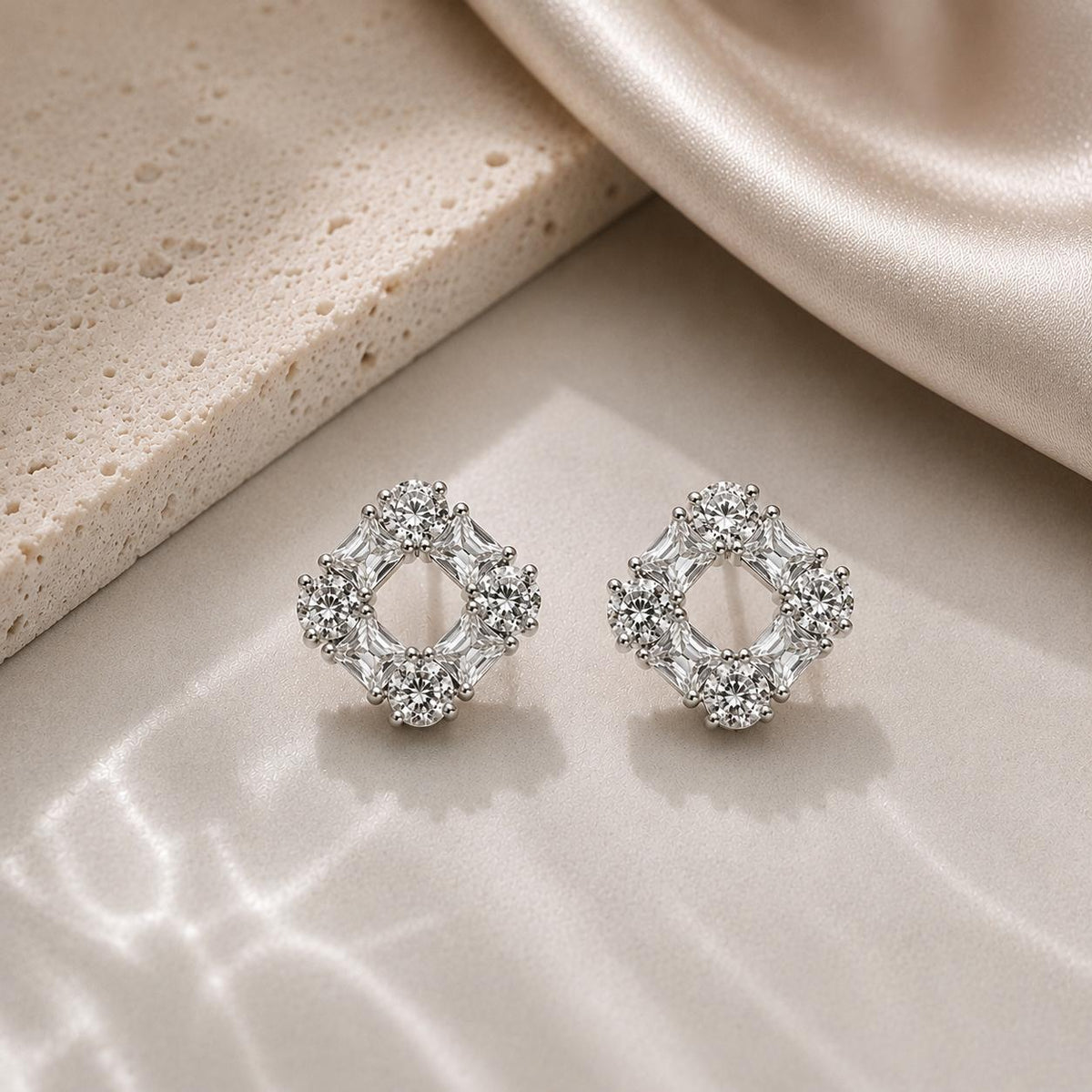 Brinco Quadrado com Halo de Zircônias Redondas e Baguete Design Simétrico Elegante e Moderno para Mulheres