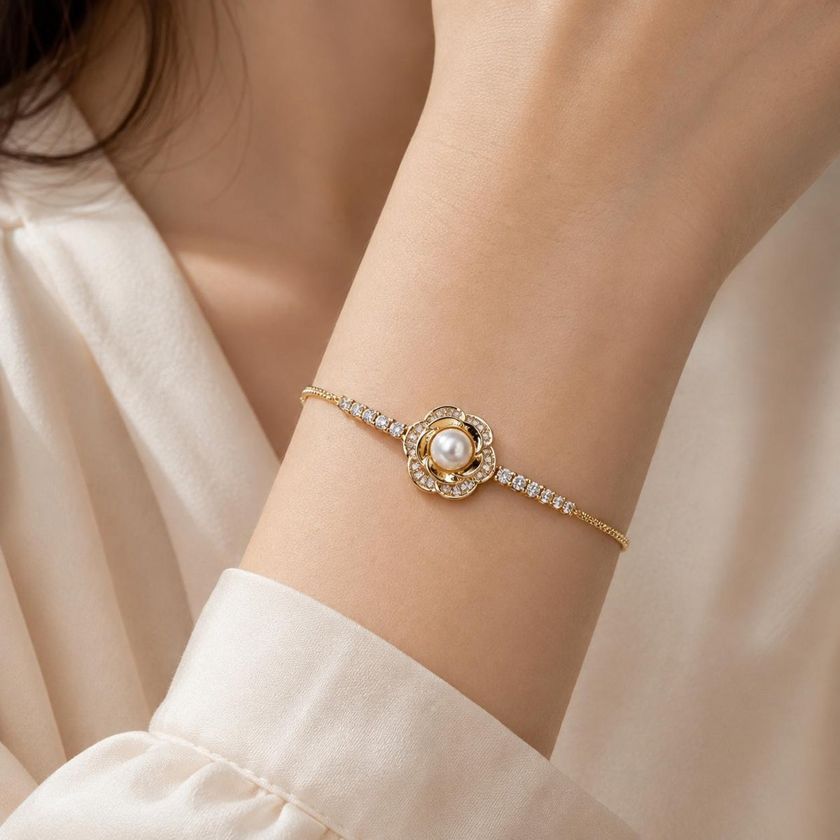 Pulseira Ajustável Flor de Camélia com Pérola Central e Zircônias Brilhantes | Pulseira Feminina Dourada e Prateada Acessório Elegante para Presente