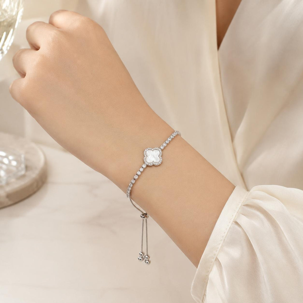 Pulseira Ajustável Trevo de Quatro Folhas com Madrepérola e Zircônias | Pulseira Feminina Dourada e Prateada Acessório Elegante para Presente
