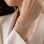 Pulseira Ajustável Coração com Duas Pedras Zircônia e Corrente Cheia de Cristais | Pulseira Feminina Dourada e Prateada Acessório Romântico para Presente