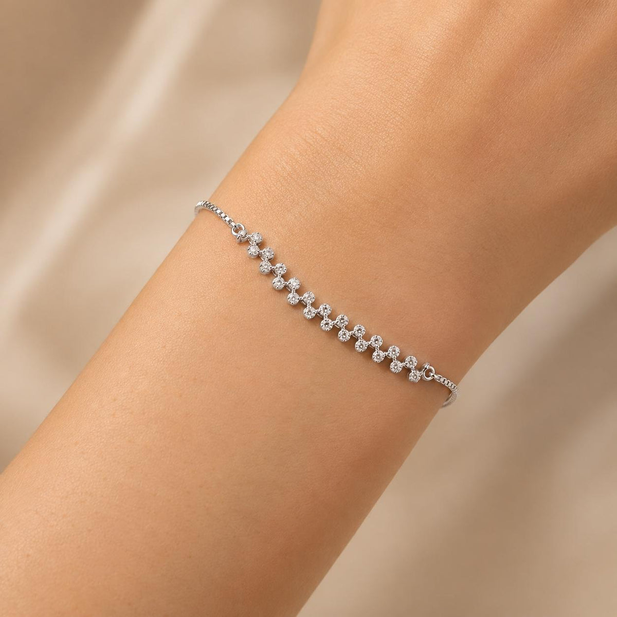 Pulseira Ajustável Fileira de Flores com Zircônias Brilhantes | Pulseira Feminina Dourada e Prateada Acessório Delicado Luxuoso Presente para Mulher