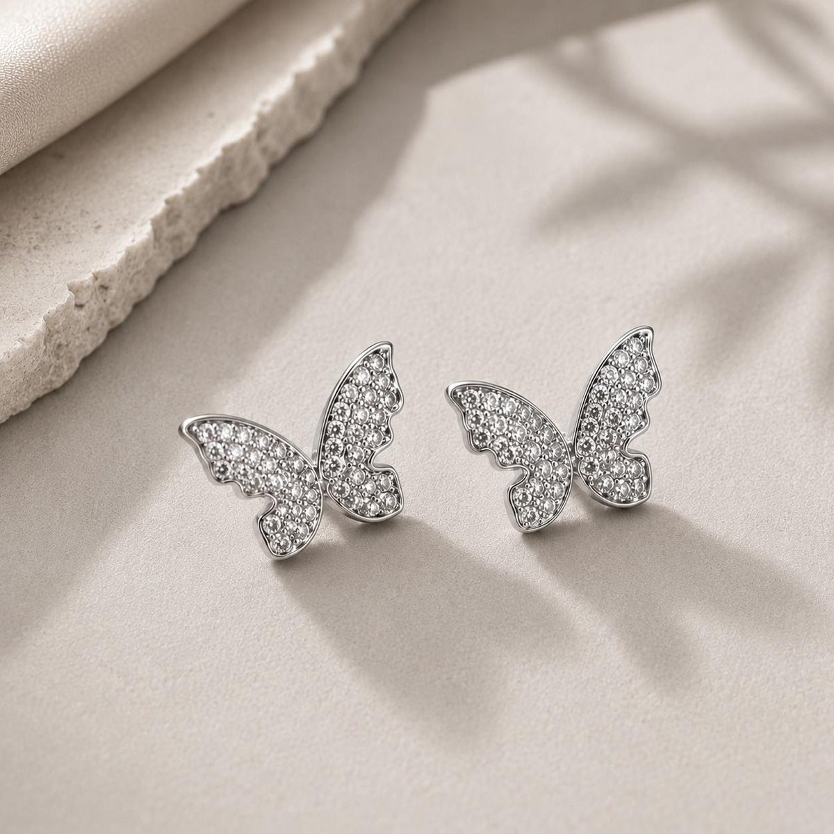 Brinco Borboleta em Zircônia Luxo - Elegância Feminina com Zircônias Brilhantes e Design Leve e Romântico para Mulheres