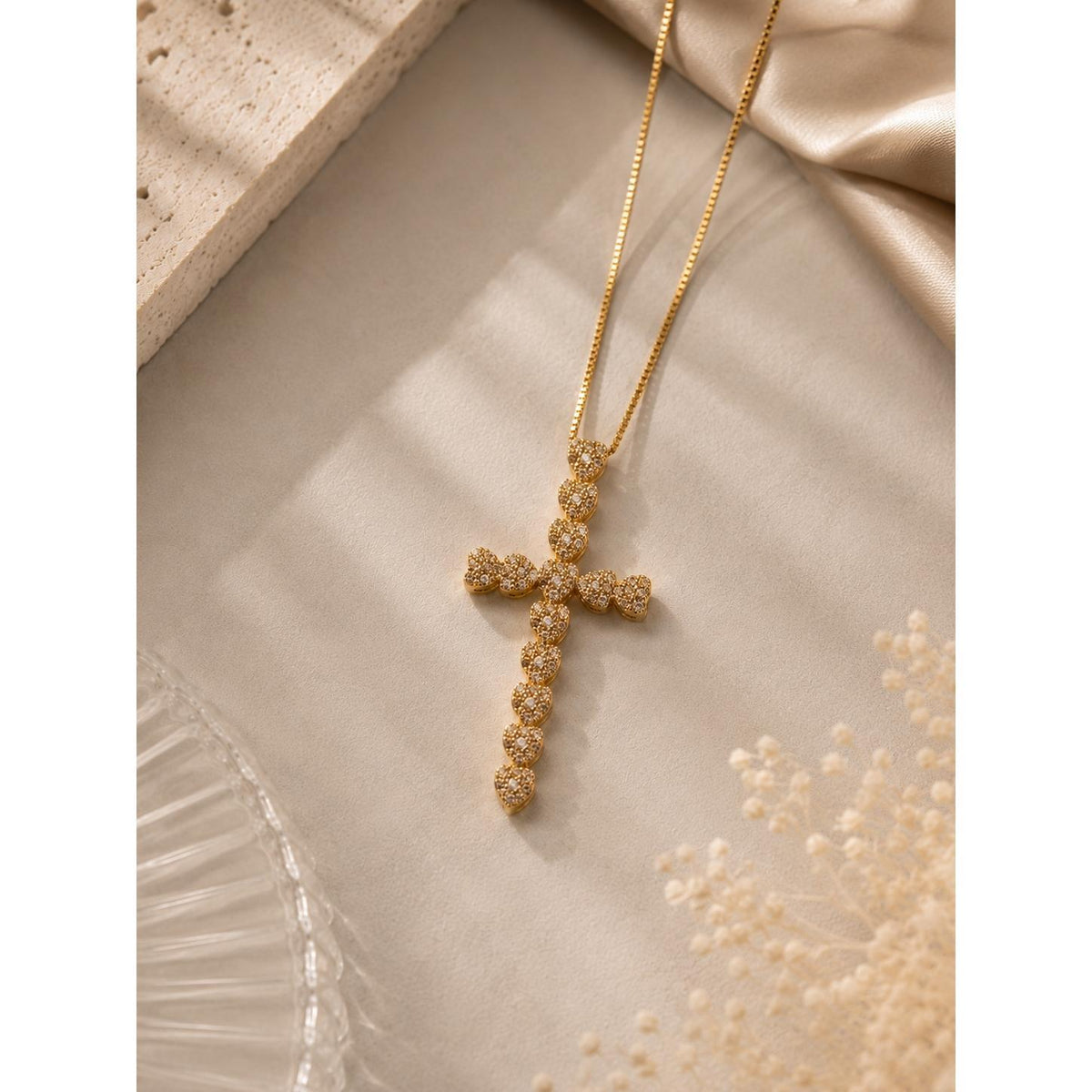 Colar Pingente Cruz de Corações Cravejado de Zircônias