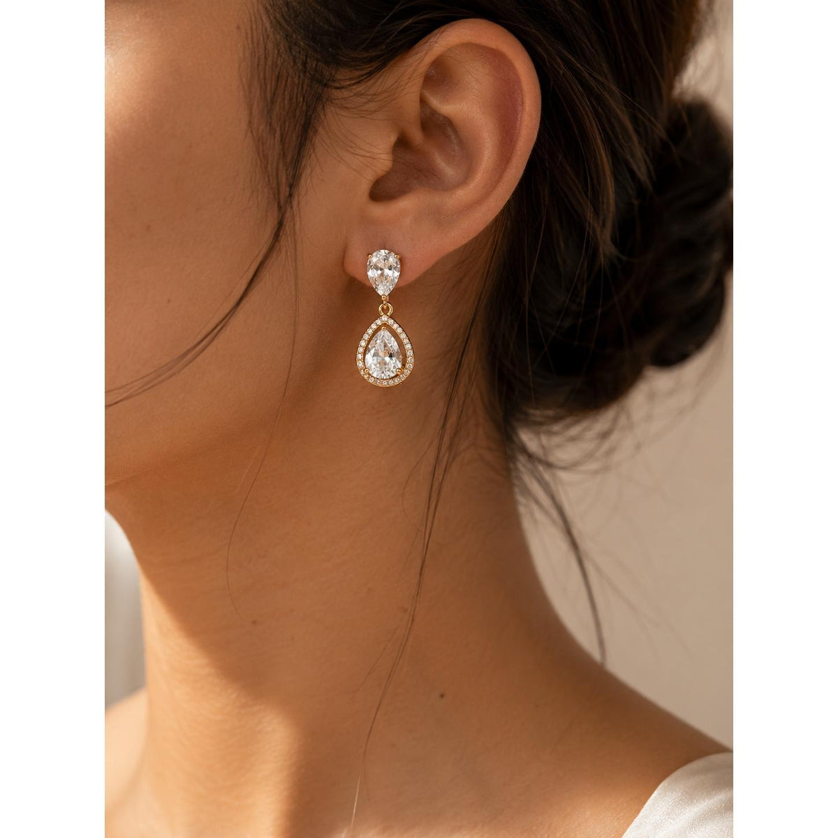 Brinco Gota Dupla com Zircônias Halo Elegância e Brilho Luxuoso Acessório Versátil para Glamour e Sofisticação
