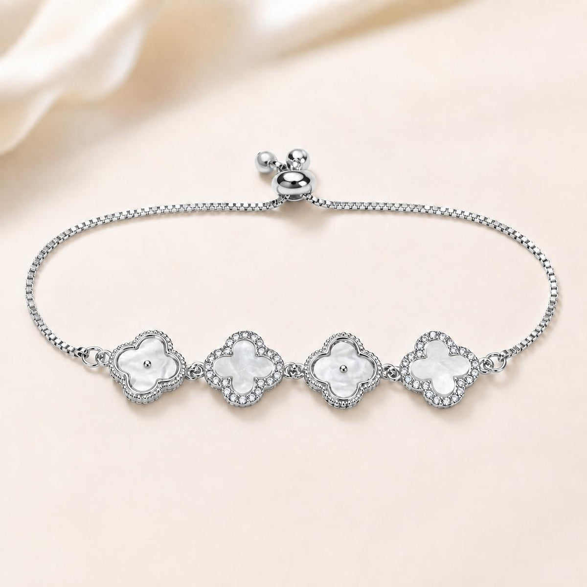 Pulseira Trevo Quatro Folhas com Madrepérola e Zircônias Ajustável | Pulseira Feminina Dourada e Prateada Acessório Delicado Presente