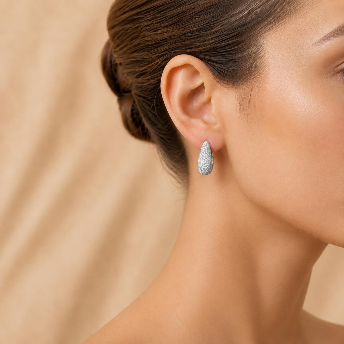 Brinco Argola Oval Cravejado Zircônia | Leve, Confortável e Versátil para Todos os Looks