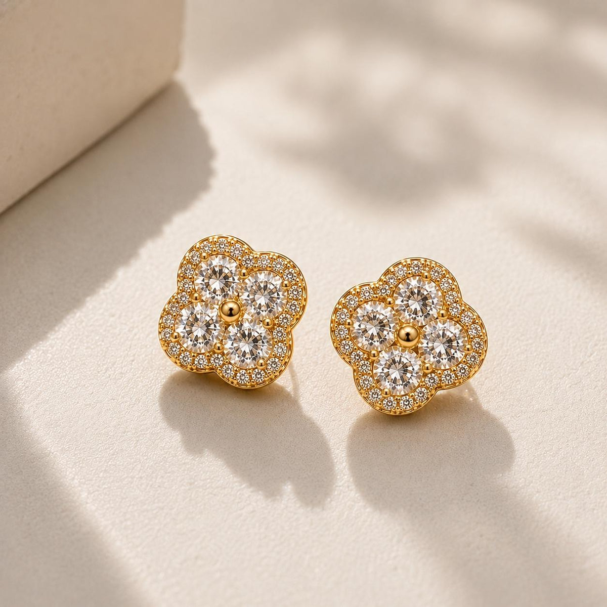 Brinco Trevo Flor em Zircônia Halo Design Floral Elegante com Zircônias em Camadas para Sorte e Glamour