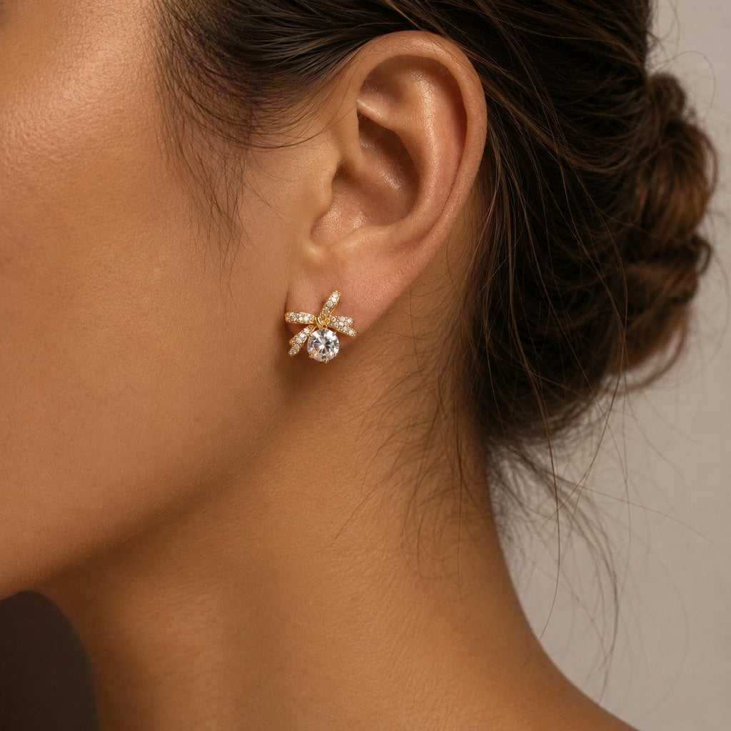JM Collection Brinco Laço com Zircônia Central Dourado e Prata Acabamento Premium Zircônia Brilhante Elegância e Versatilidade