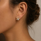 JM Collection Brinco Laço com Zircônia Central Dourado e Prata Acabamento Premium Zircônia Brilhante Elegância e Versatilidade