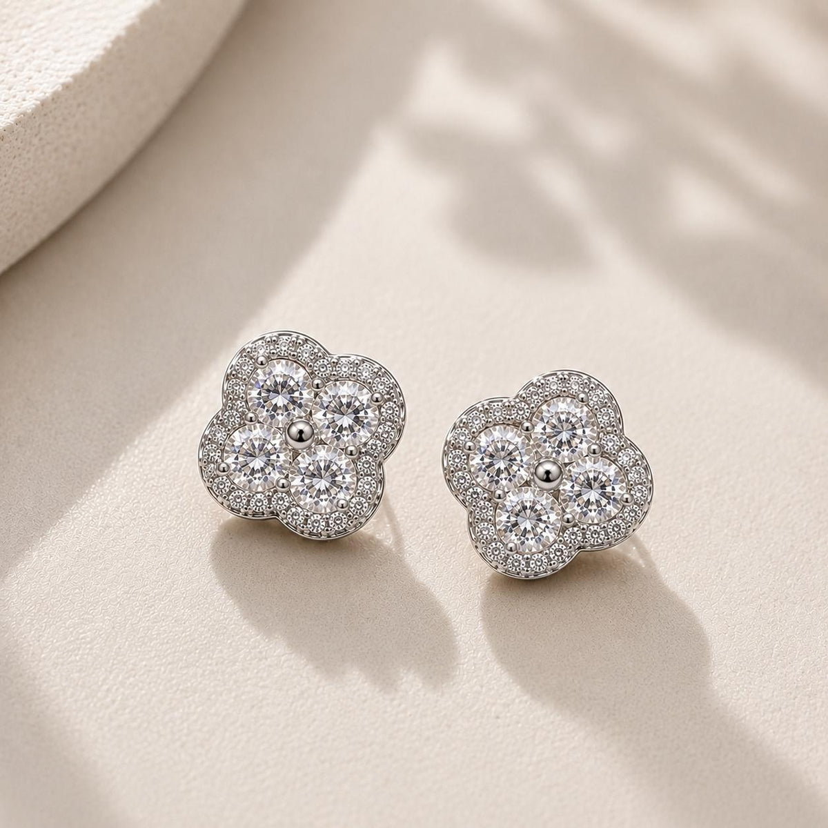 Brinco Trevo Flor em Zircônia Halo Design Floral Elegante com Zircônias em Camadas para Sorte e Glamour