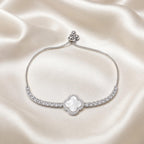 Pulseira Ajustável Trevo de Quatro Folhas com Madrepérola e Zircônias | Pulseira Feminina Dourada e Prateada Acessório Elegante para Presente