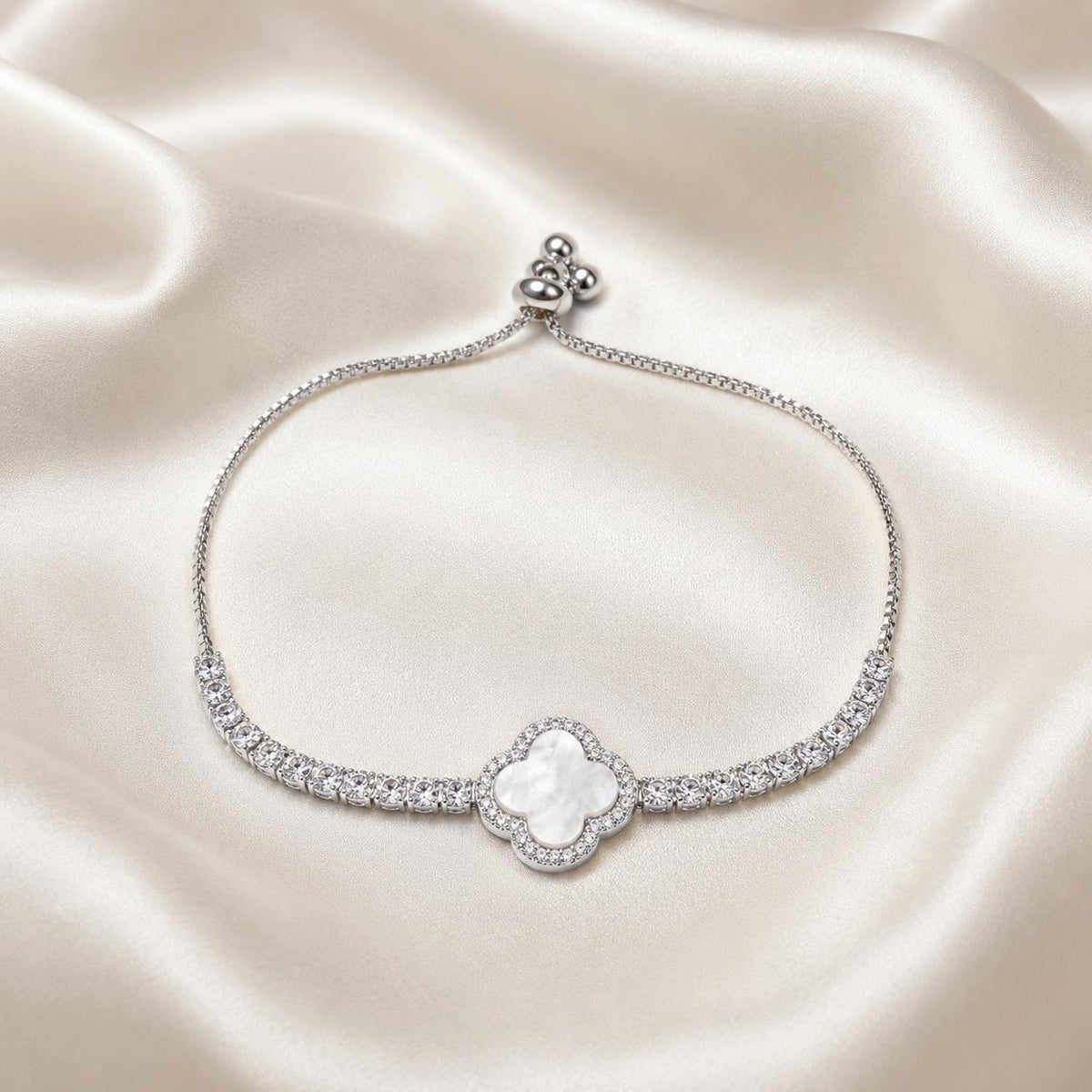 Pulseira Ajustável Trevo de Quatro Folhas com Madrepérola e Zircônias | Pulseira Feminina Dourada e Prateada Acessório Elegante para Presente