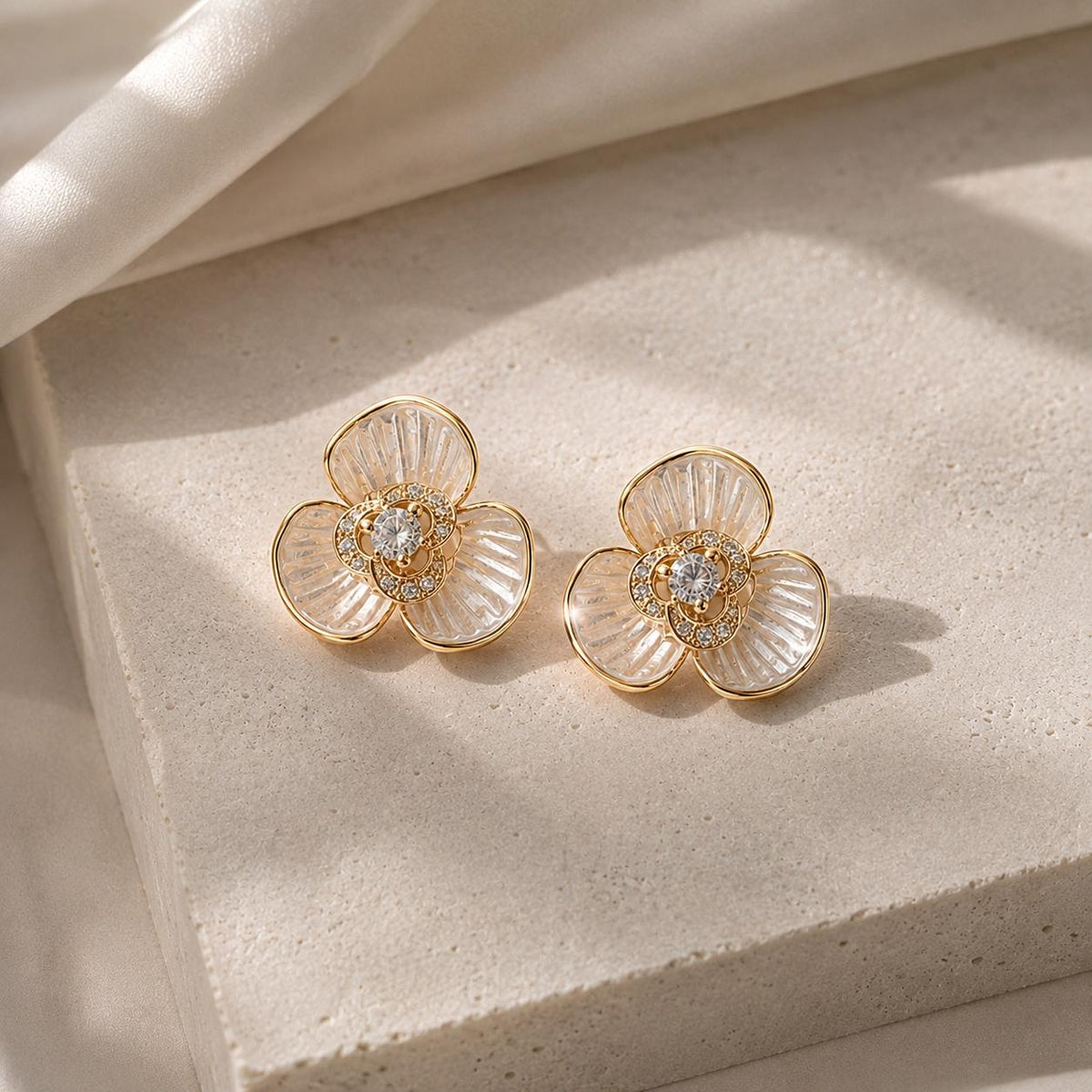 Brinco Flor com Esmalte e Zircônias Elegância Floral para Joias Delicadas e Sofisticadas