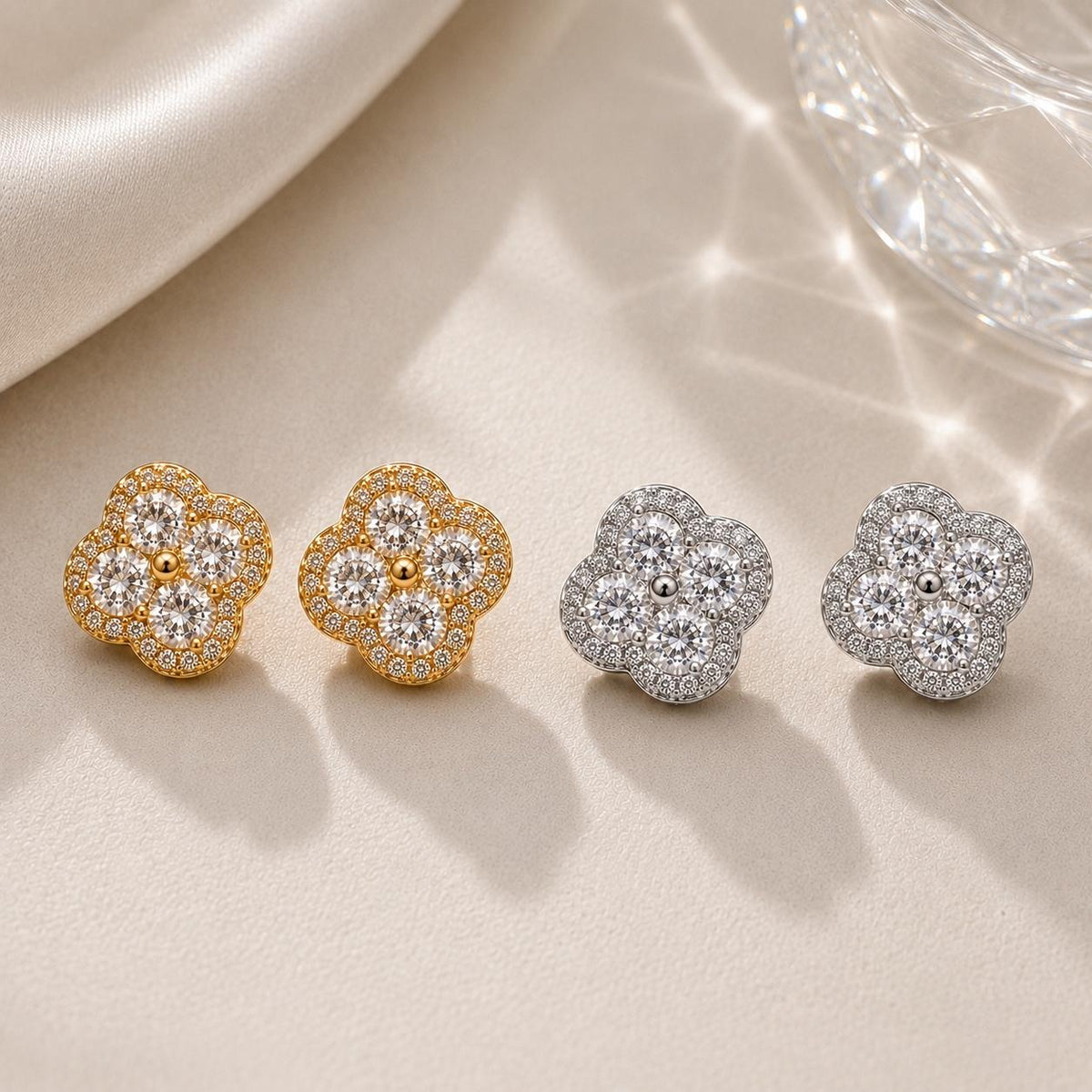 Brinco Trevo Flor em Zircônia Halo Design Floral Elegante com Zircônias em Camadas para Sorte e Glamour