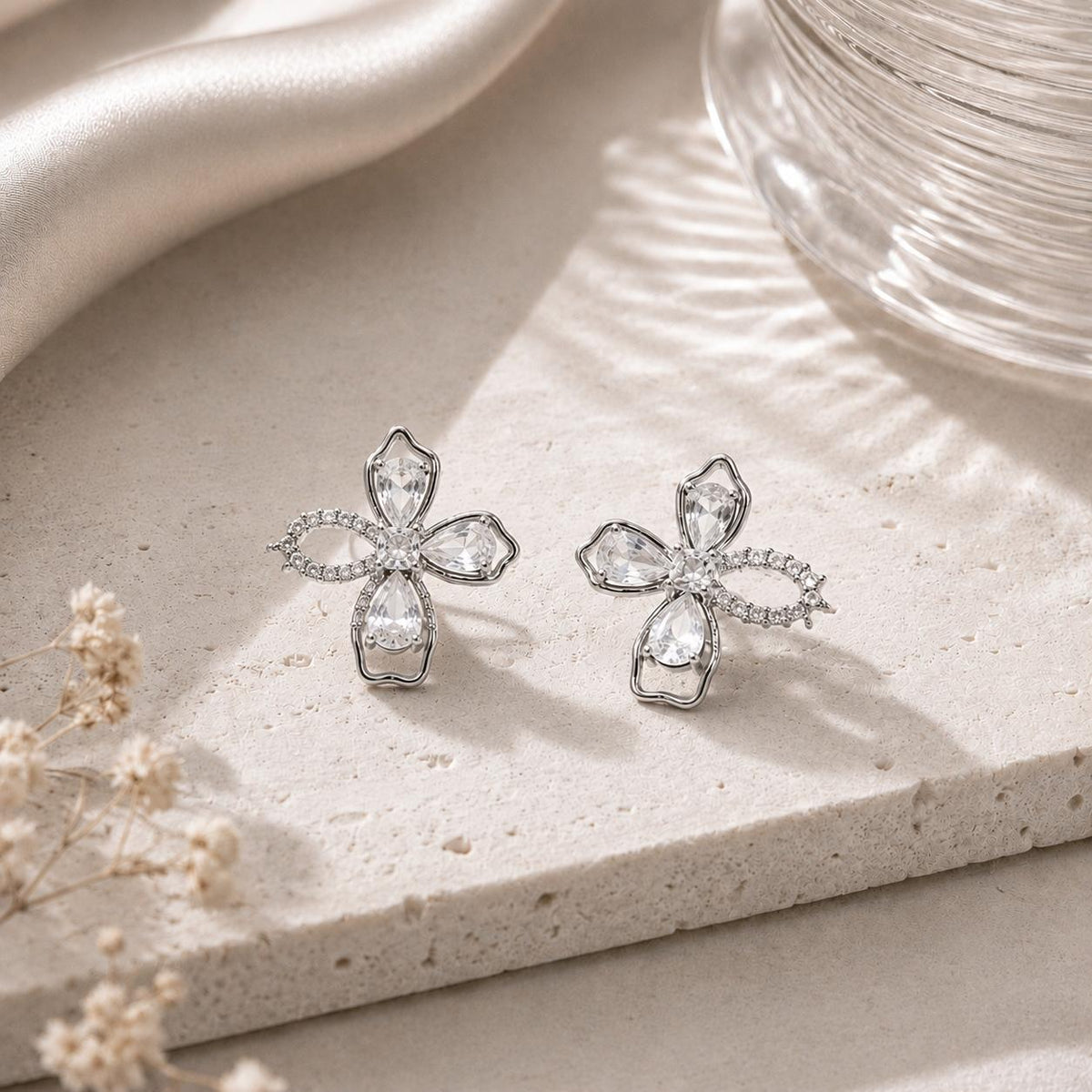 Brinco Flor Assimétrica com Zircônias Corte Marquise e Redondo Design Leve e Moderno para Estilos Românticos
