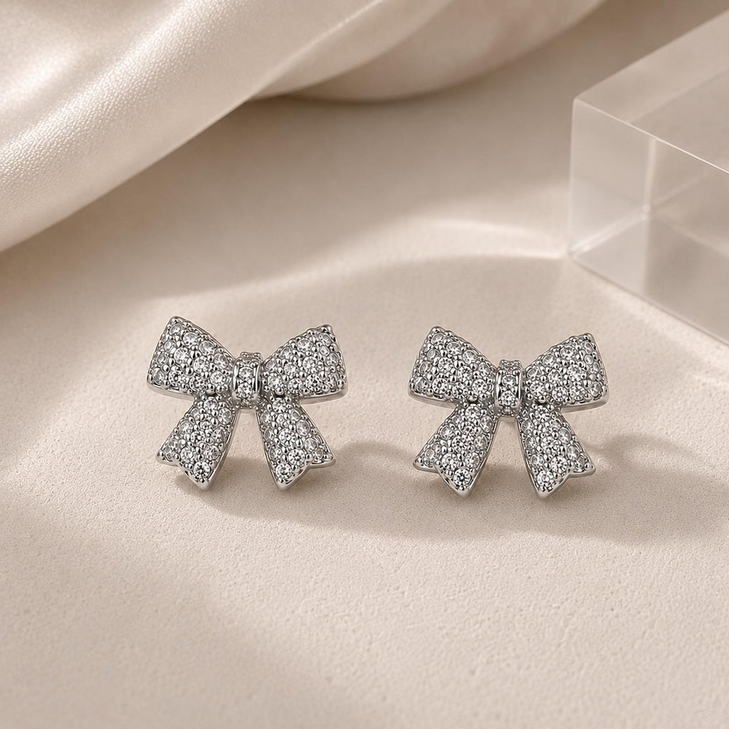 Brinco Laço de Zircônia Luxo - Elegância e Charme em Formato de Laço Incrustado com Zircônias para Mulheres que Apreciam Peças Delicadas e Sofisticadas