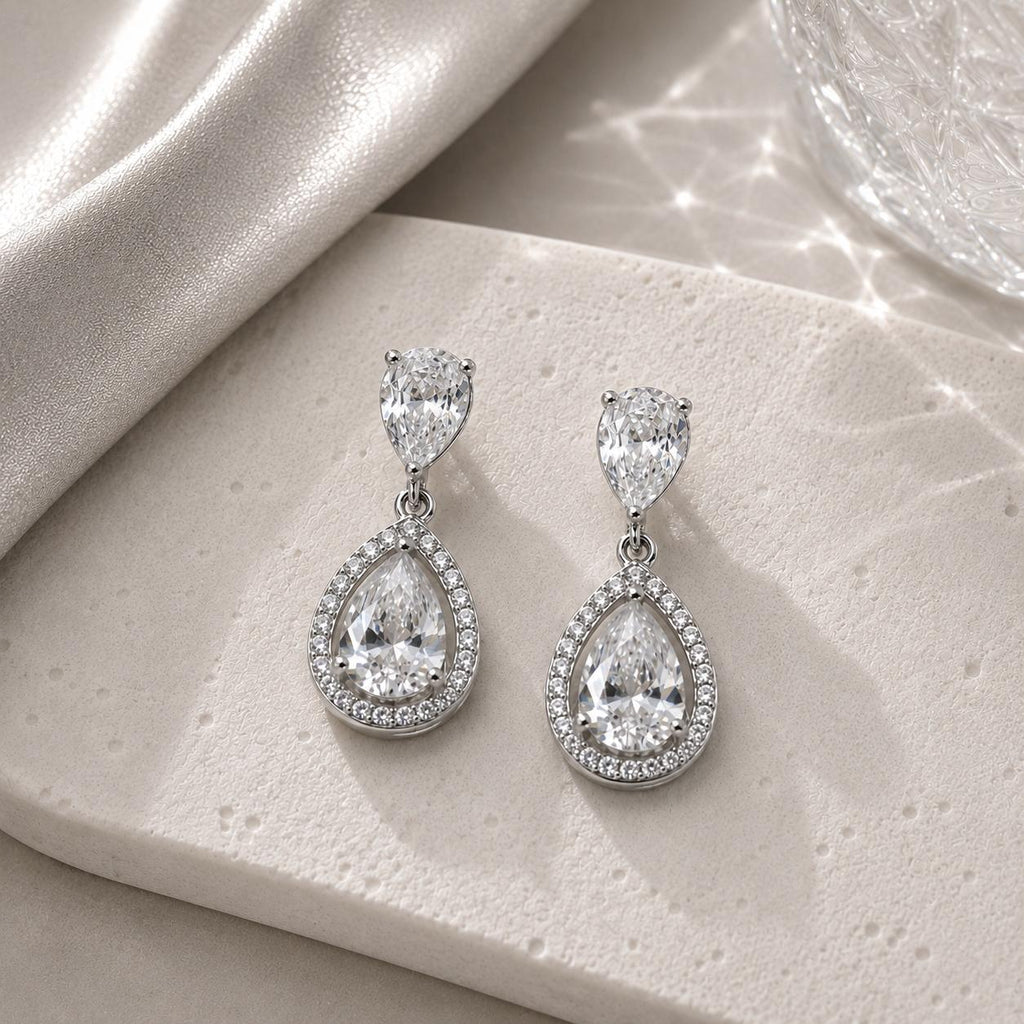Brinco Gota Dupla com Zircônias Halo Elegância e Brilho Luxuoso Acessório Versátil para Glamour e Sofisticação