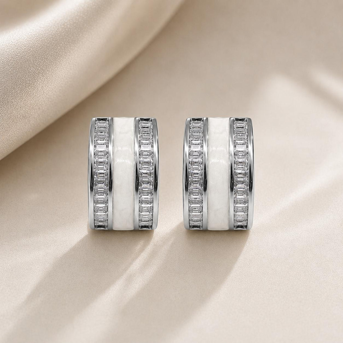 Brinco Argola Meia Lua com Esmalte e Zircônias Baguete