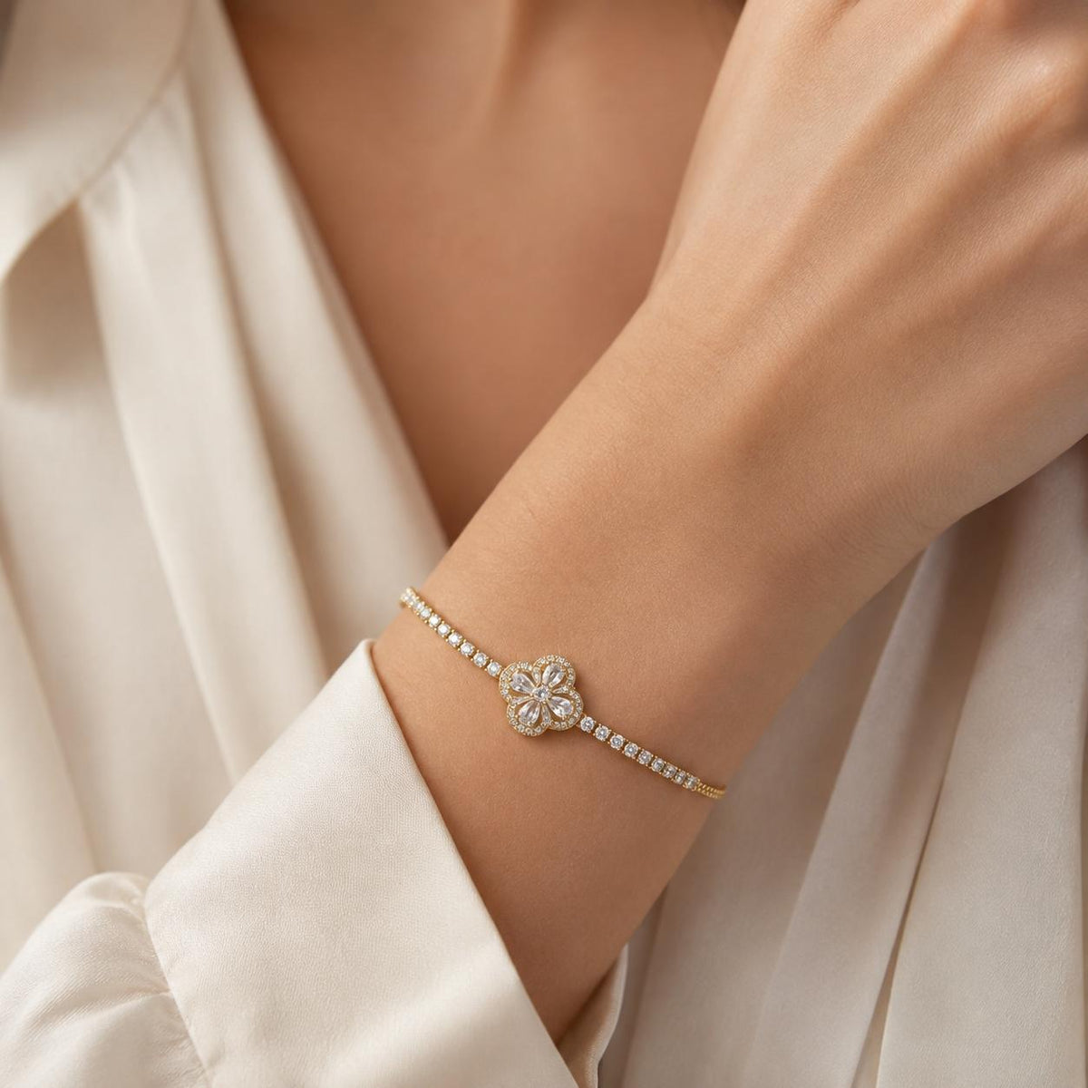 Pulseira Ajustável Trevo de Quatro Folhas com Zircônias Brilhantes | Pulseira Feminina Dourada e Prateada Acessório Sofisticado Presente para Mulher