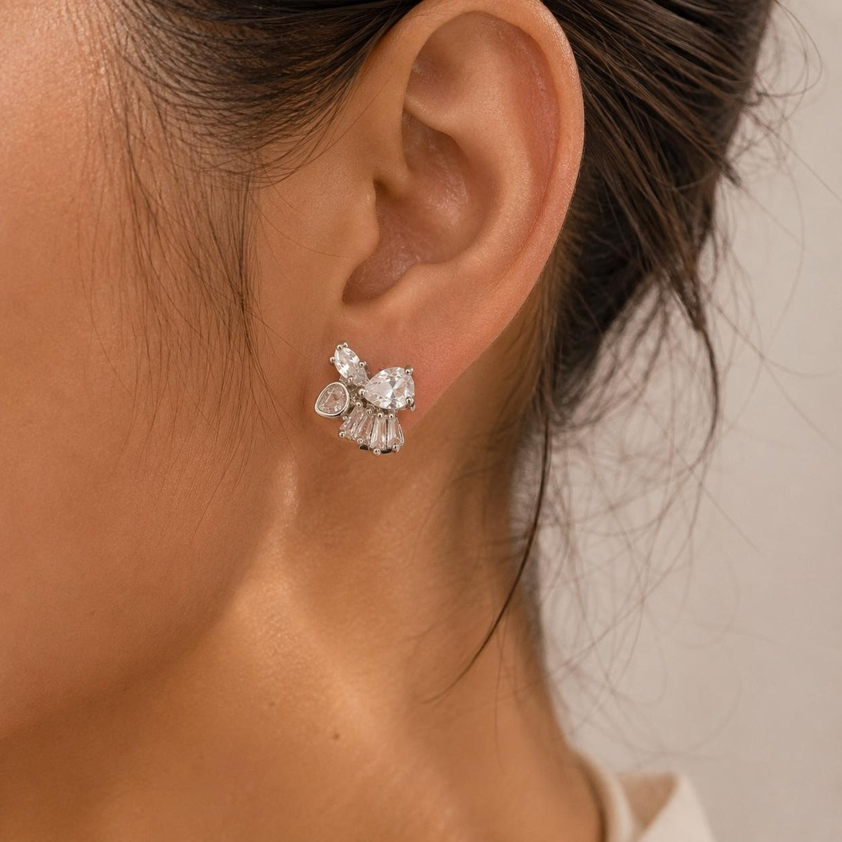 Brincos de Formiga com Zircônias de Cortes Diferentes Elegância e Charme para Mulheres que Buscam Acessórios Delicados e Modernos
