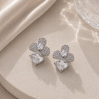 Brinco Flor de Três Pétalas com Zircônias