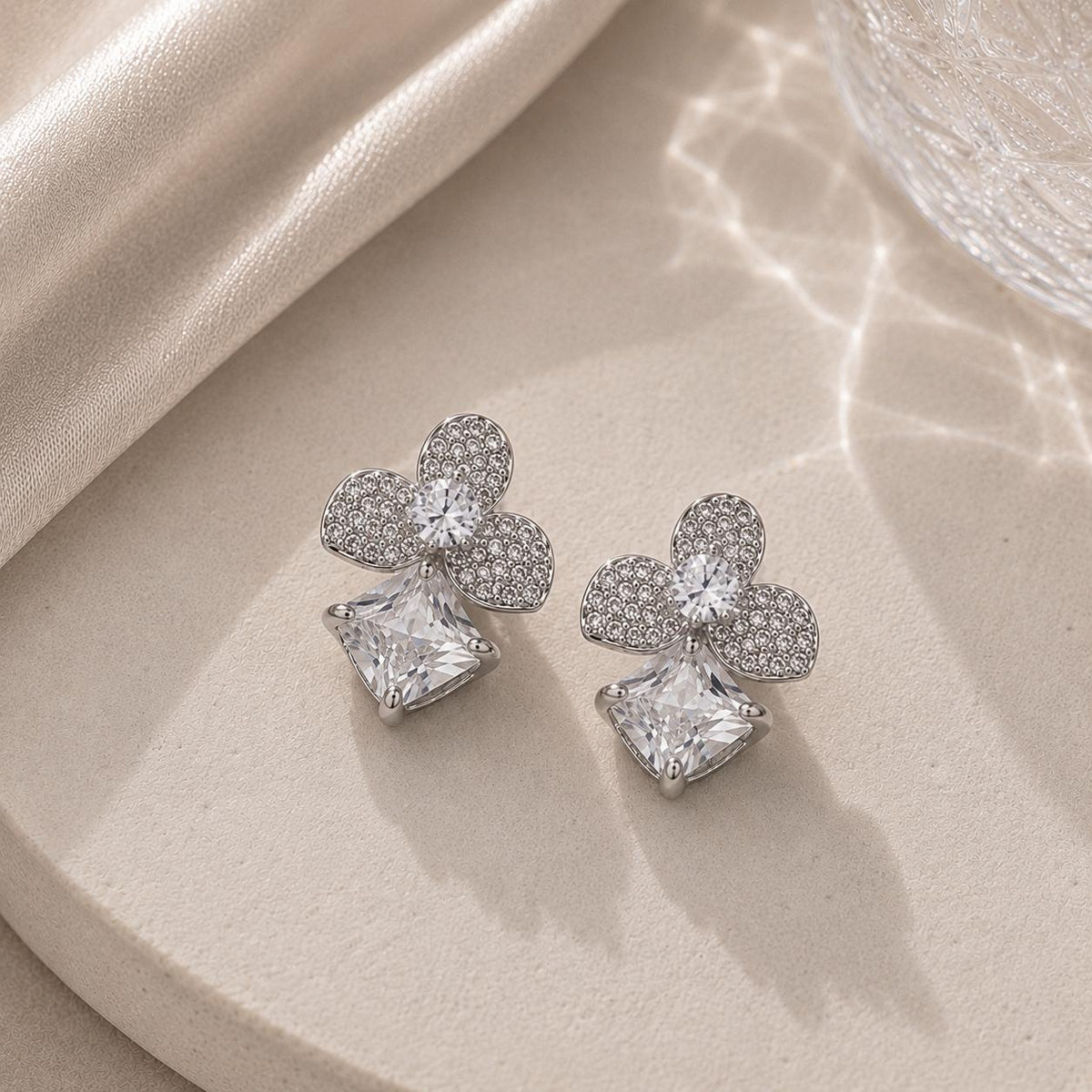 Brinco Flor de Três Pétalas com Zircônias