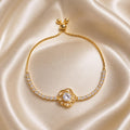 Pulseira Ajustável Flor Camélia Oca com Zircônias Brilhantes | Pulseira Feminina Dourada e Prateada Acessório Delicado Luxuoso para Presente