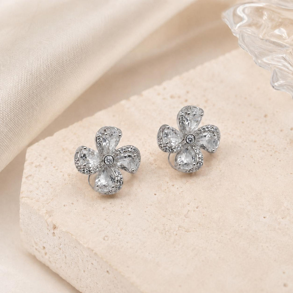 Brinco Flor com Pétalas de Zircônia Design Floral Elegante e Romântico Zircônias de Corte Marquise Brilho Luxuoso para Ocasiões Especiais