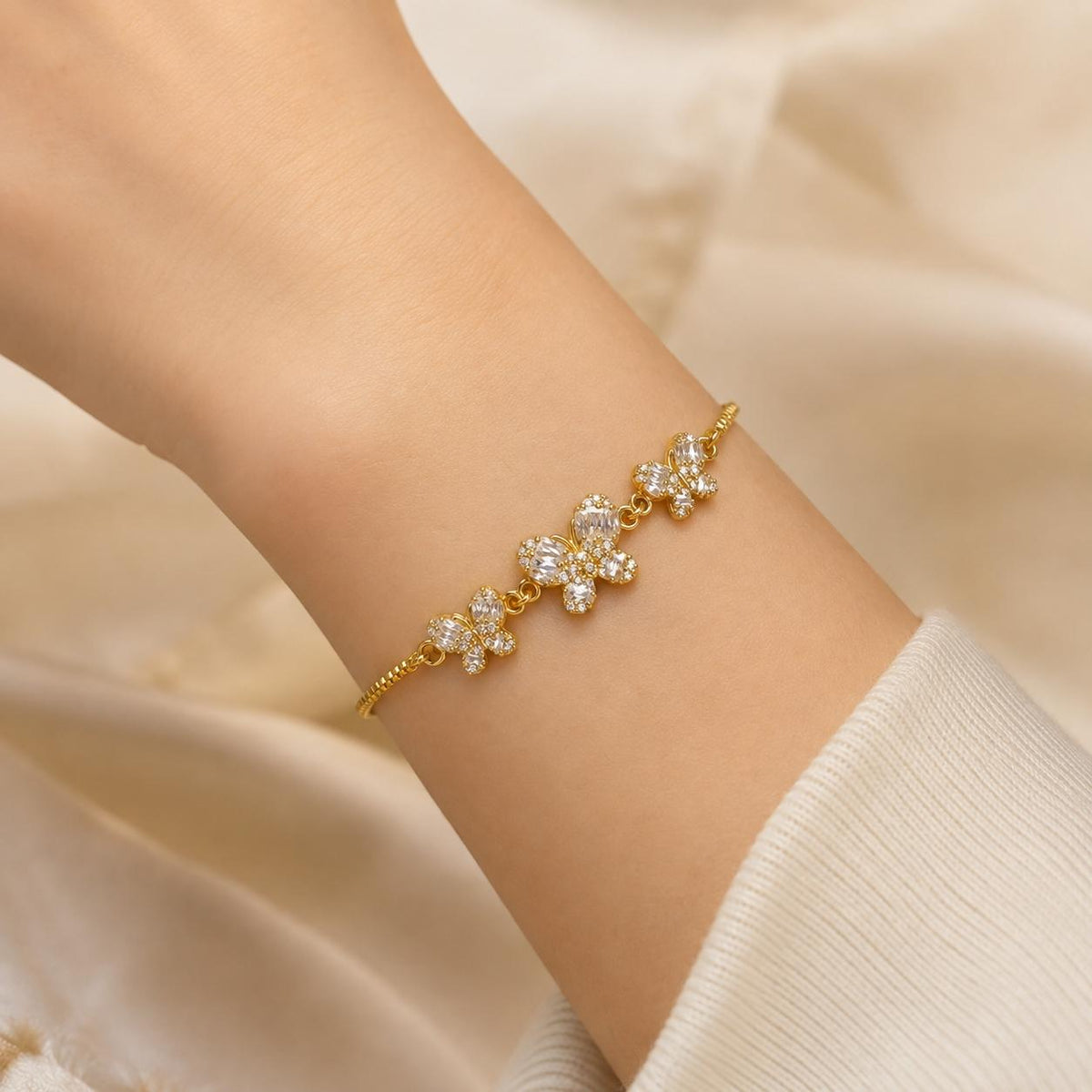 Pulseira Ajustável com Três Borboletas Zircônias Brilhantes | Pulseira Feminina Dourada e Prateada Acessório Delicado Luxuoso para Presente