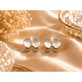Brinco Orquídea com Pérolas e Zircônias Elegância Atemporal Joias Charmosas e Naturais Design Exclusivo Pétalas Texturizadas