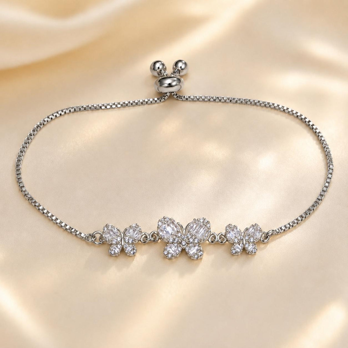 Pulseira Ajustável com Três Borboletas Zircônias Brilhantes | Pulseira Feminina Dourada e Prateada Acessório Delicado Luxuoso para Presente
