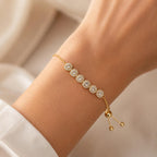 Pulseira Ajustável com Seis Pedras Zircônias Circulares Brilhantes | Pulseira Feminina Dourada e Prateada Acessório Elegante Delicado para Presente