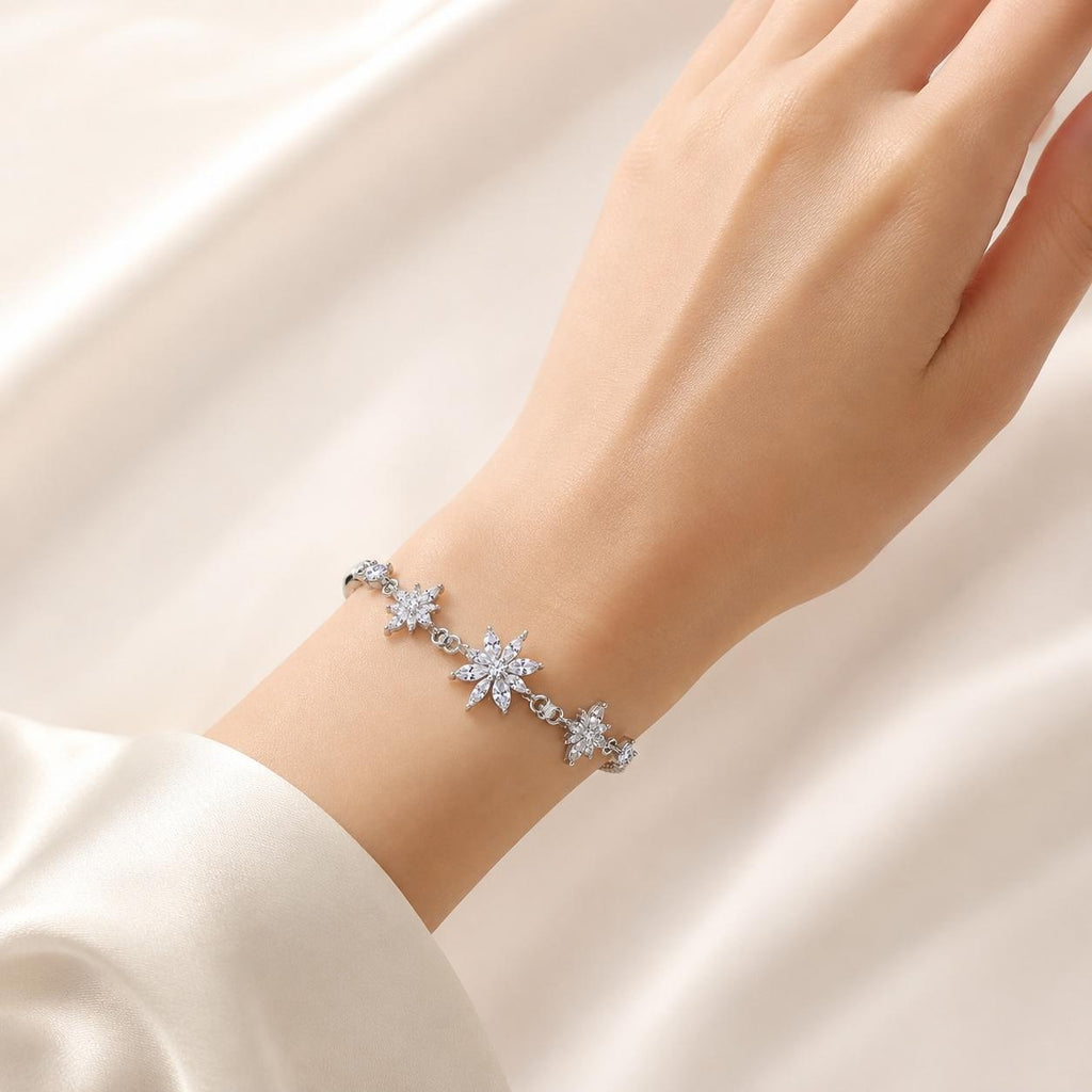 Pulseira Ajustável de Flocos de Neve com Zircônias Brilhantes | Pulseira Feminina Dourada e Prateada Acessório Delicado para Presente