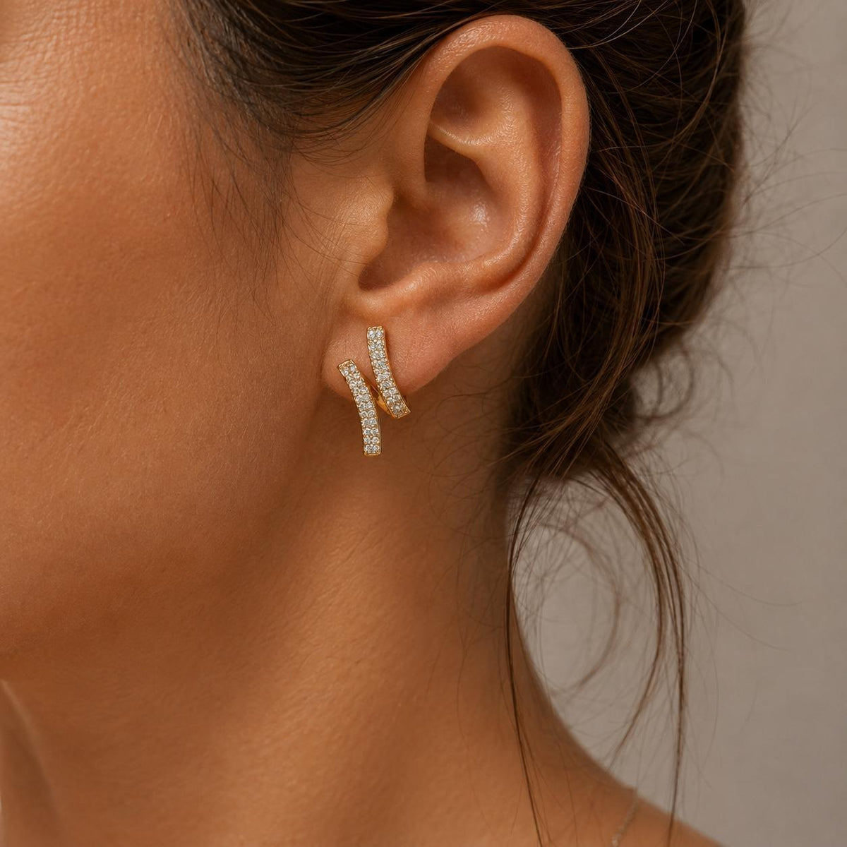 Bijuteria Brinco Cruzado em Zircônia Luxo Moderno e Sofisticado com Faixas Cruzadas para Mulheres que Buscam Elegância e Versatilidade