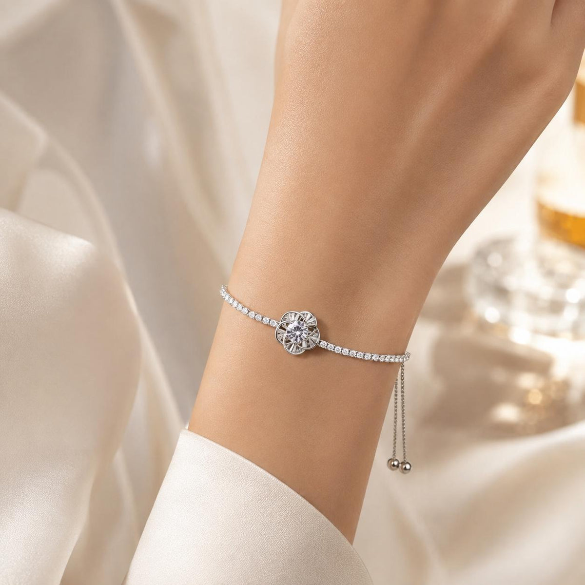 Pulseira Ajustável Flor Camélia Oca com Zircônias Brilhantes | Pulseira Feminina Dourada e Prateada Acessório Delicado Luxuoso para Presente