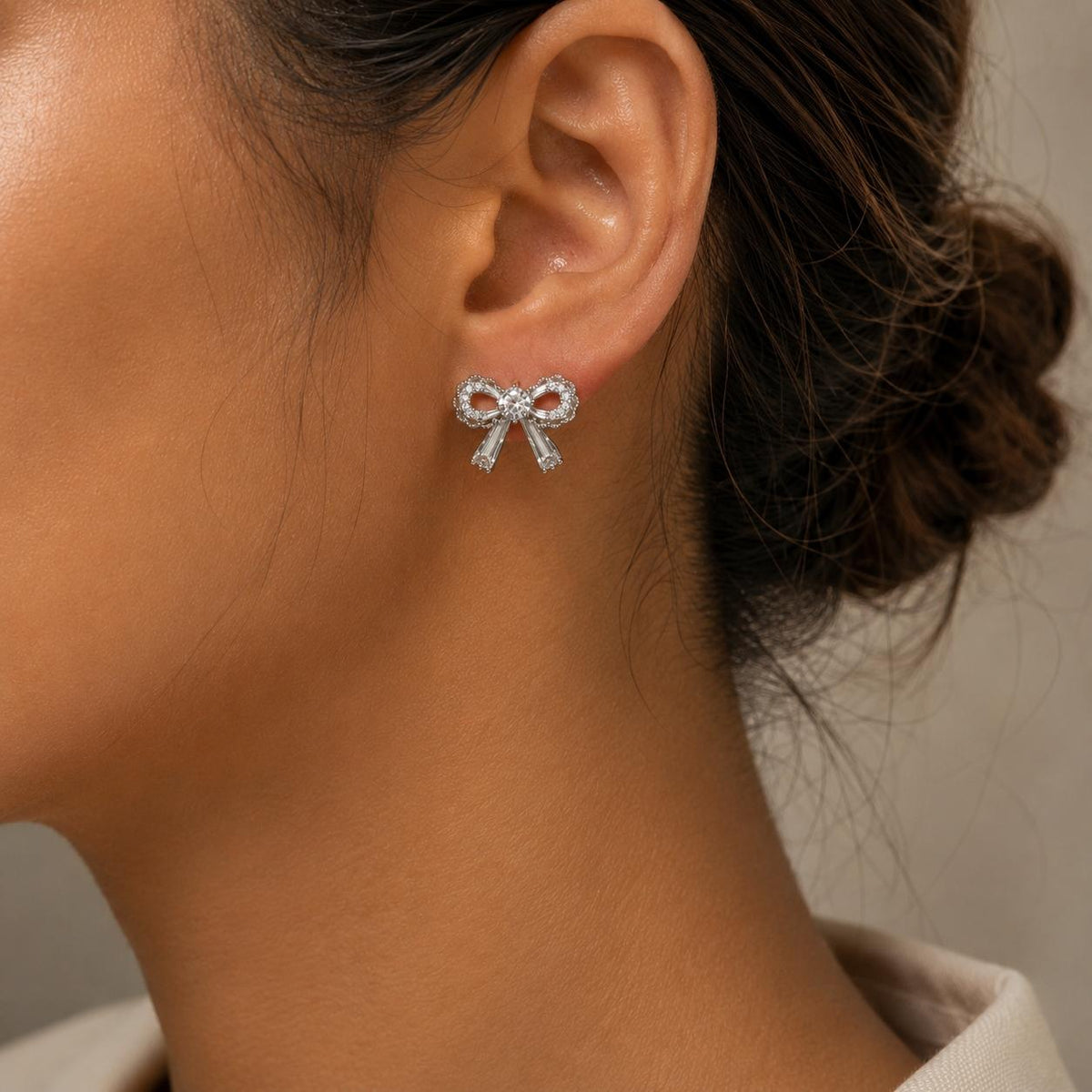 Brinco Laço com Zircônias Redondas e Baguete Design Feminino e Romântico para Mulheres