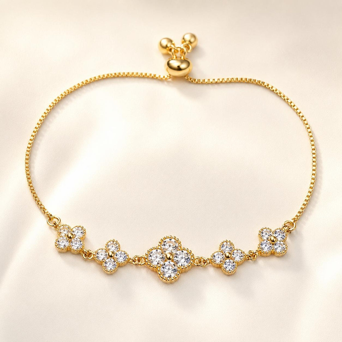 Pulseira Ajustável Flor Trevo Quatro Folhas com Zircônias Brilhantes | Pulseira Feminina Dourada e Prateada Acessório Delicado para Presente