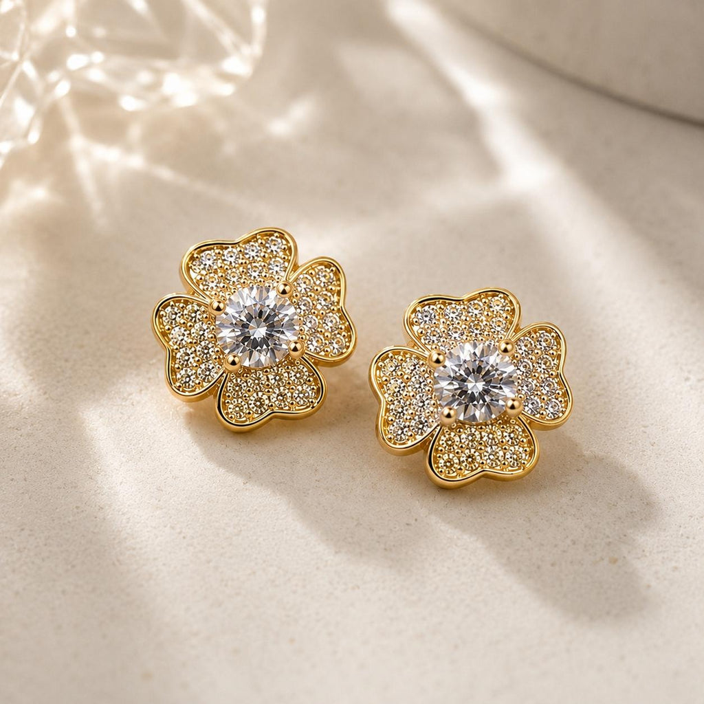 Brinco Flor em Zircônia Luxo - Elegância Floral com Zircônias Centrais para Mulheres Elegantes e Românticas