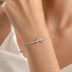 Pulseira Ajustável Laço com Dois Corações e Zircônias Brilhantes | Pulseira Feminina Dourada e Prateada Acessório Elegante para Presente