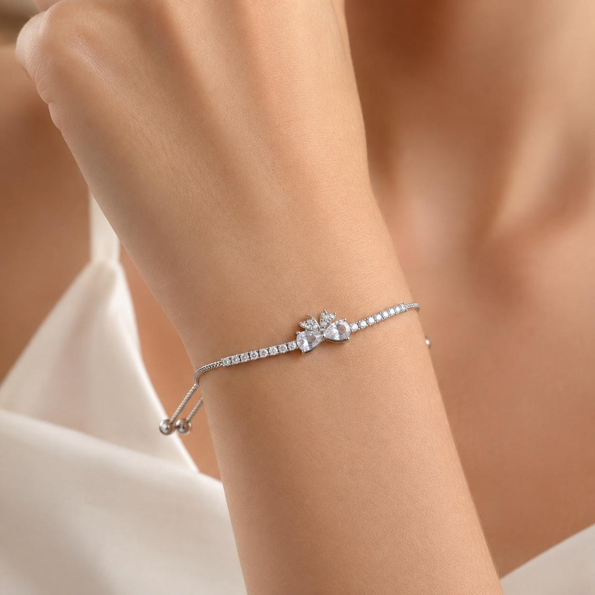Pulseira Ajustável Laço com Dois Corações e Zircônias Brilhantes | Pulseira Feminina Dourada e Prateada Acessório Elegante para Presente