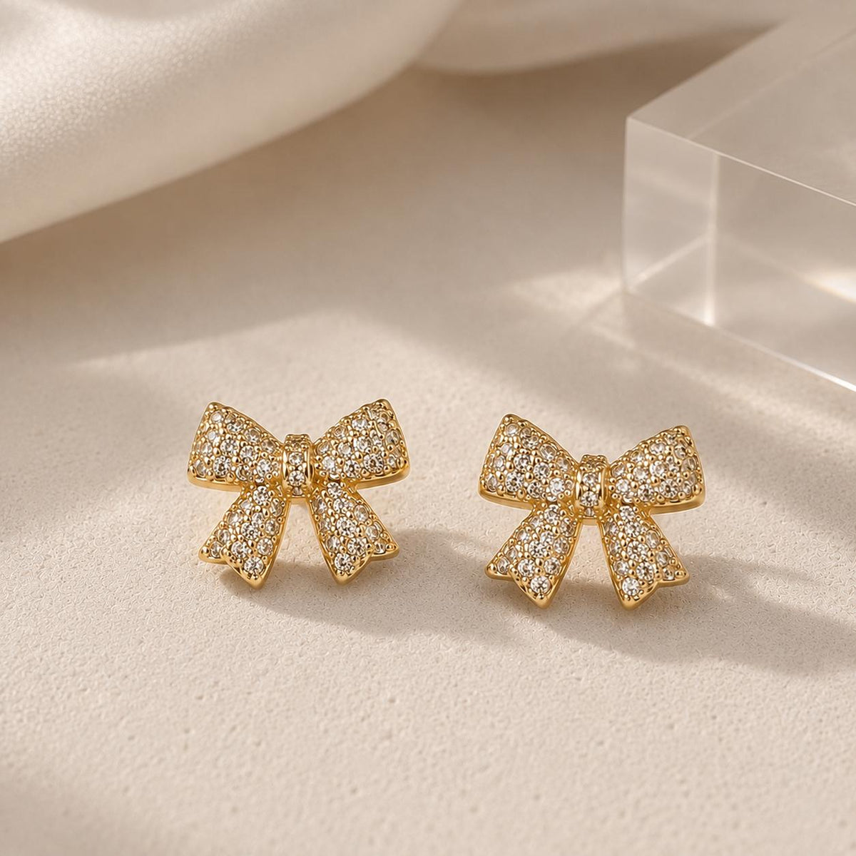 Brinco Laço de Zircônia Luxo - Elegância e Charme em Formato de Laço Incrustado com Zircônias para Mulheres que Apreciam Peças Delicadas e Sofisticadas