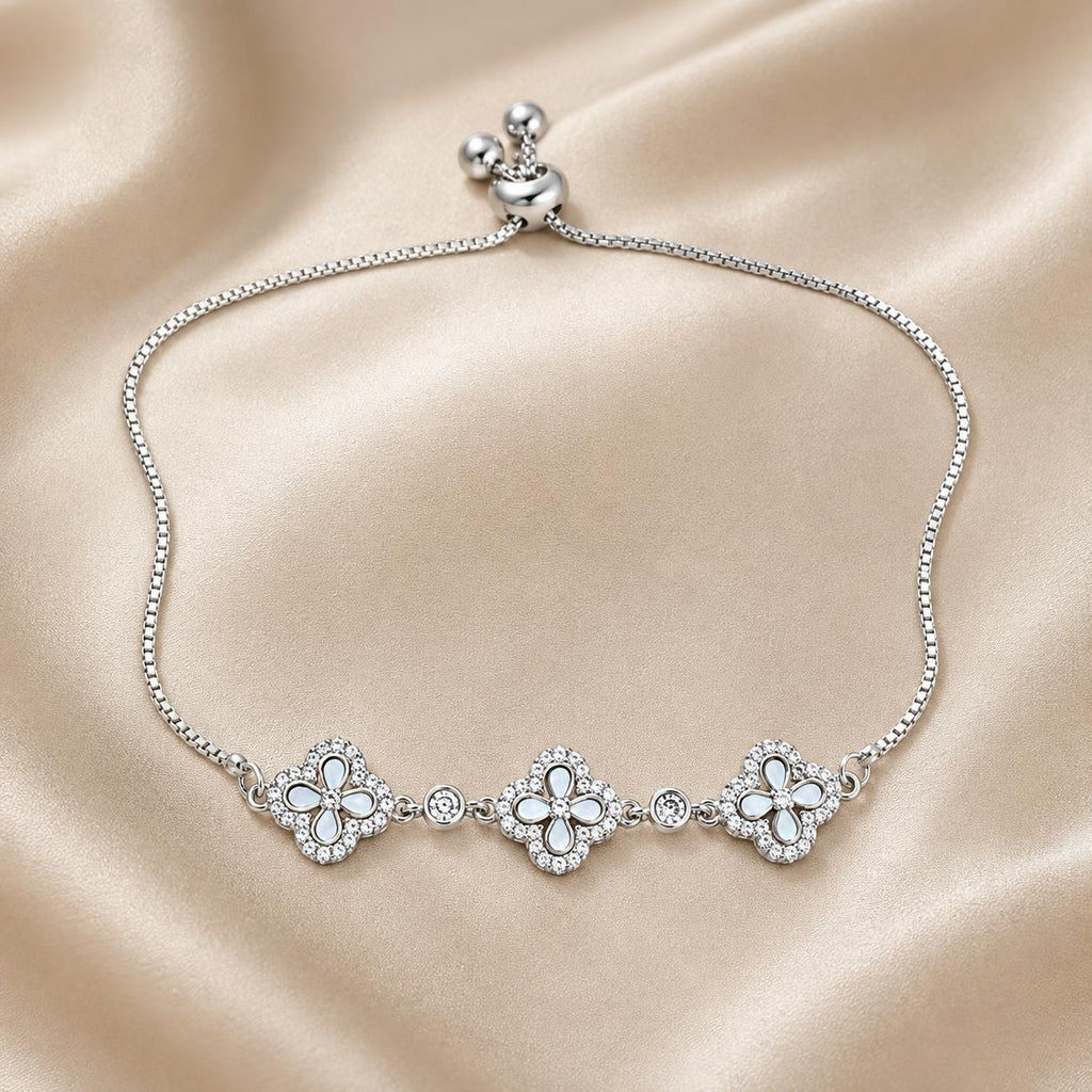 Pulseira Ajustável com Três Trevos de Madrepérola e Zircônias | Pulseira Feminina Dourada e Prateada Acessório Delicado Sorte Presente para Mulher