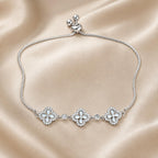 Pulseira Ajustável com Três Trevos de Madrepérola e Zircônias | Pulseira Feminina Dourada e Prateada Acessório Delicado Sorte Presente para Mulher