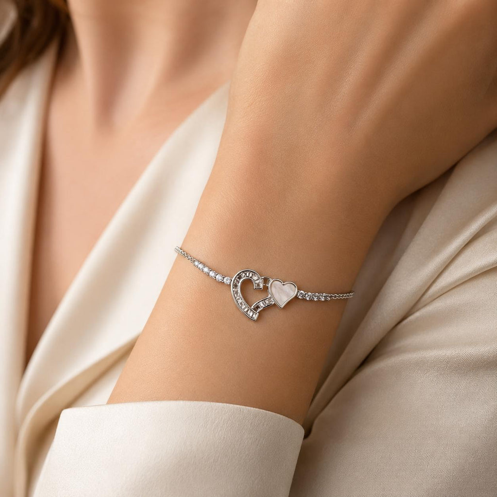 Pulseira Ajustável Dois Corações Entrelaçados com Madrepérola e Zircônias | Pulseira Feminina Dourada e Prateada Acessório Romântico Delicado para Presente