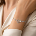 Pulseira Ajustável Dois Corações Entrelaçados com Madrepérola e Zircônias | Pulseira Feminina Dourada e Prateada Acessório Romântico Delicado para Presente