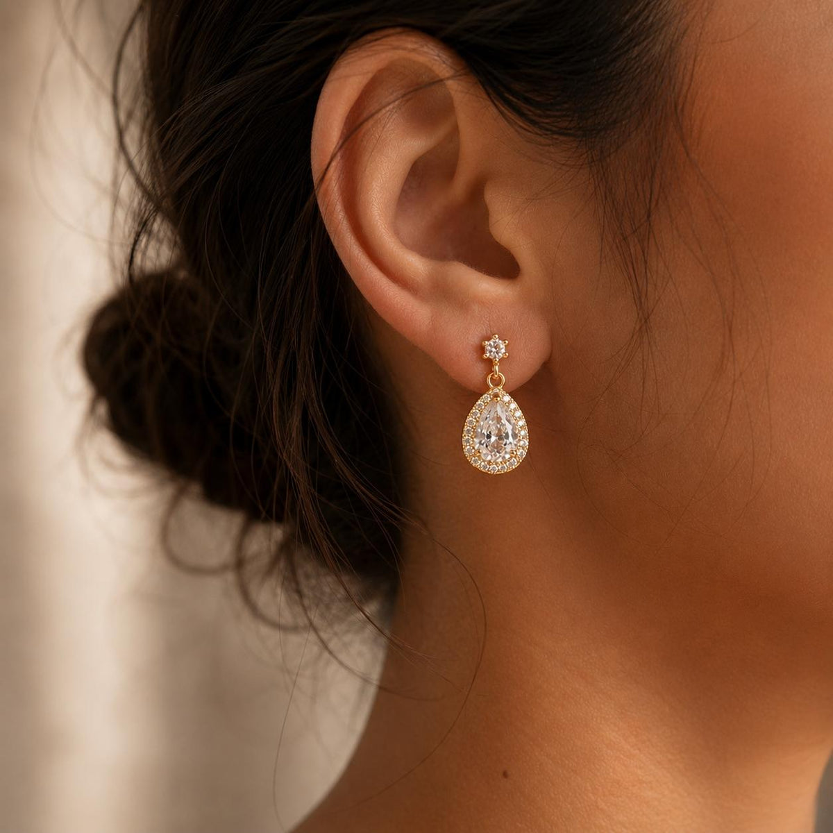 Brinco Gota com Zircônia Central e Halo Elegância Atemporal Adiciona Glamour e Sofisticação para Várias Ocasiões