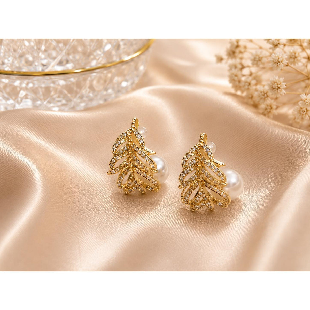 Brinco Pena Cravejada com Pérola e Zircônias